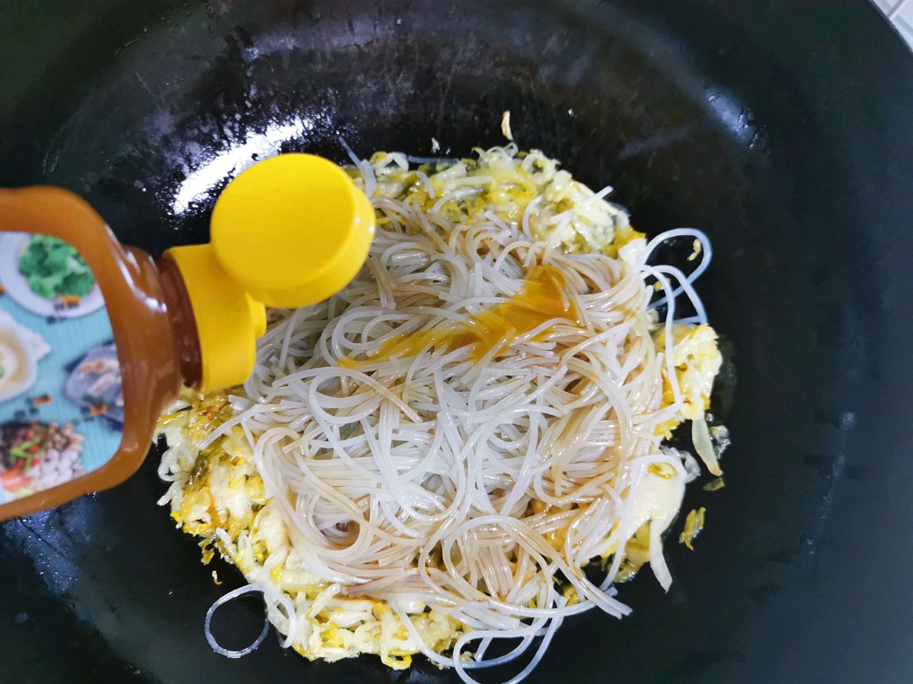 酸菜炒粉