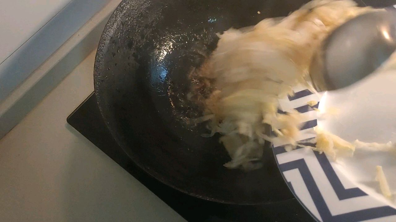 酸菜炒粉条，又名渍菜粉，酸爽下饭首选