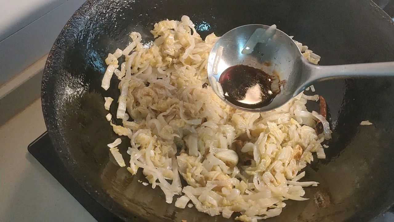 酸菜炒粉条，又名渍菜粉，酸爽下饭首选