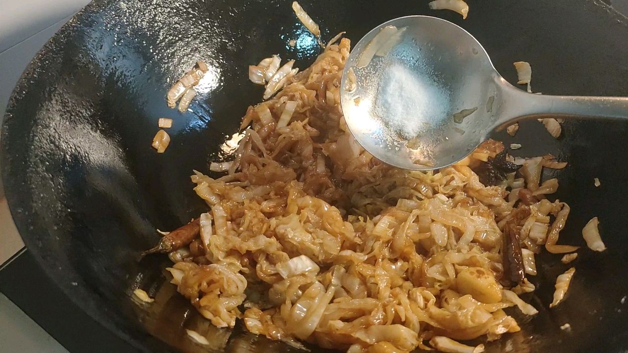 酸菜炒粉条，又名渍菜粉，酸爽下饭首选