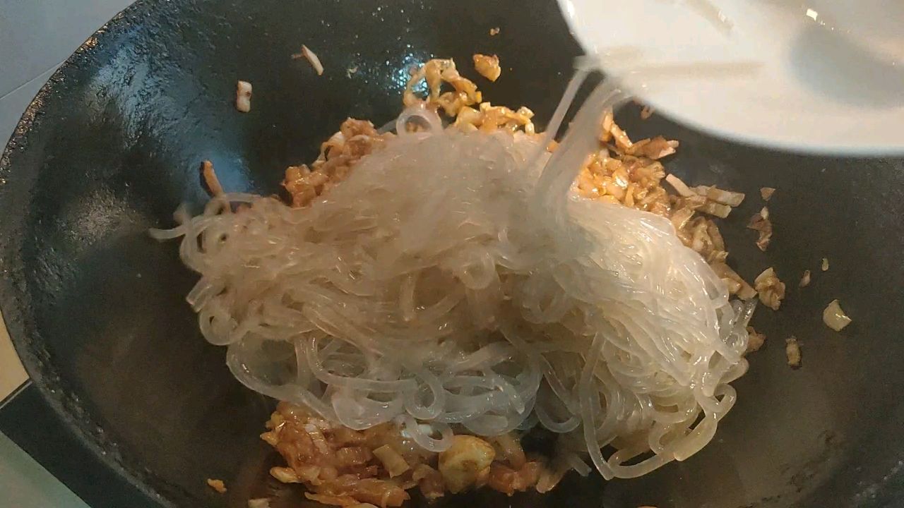 酸菜炒粉条，又名渍菜粉，酸爽下饭首选
