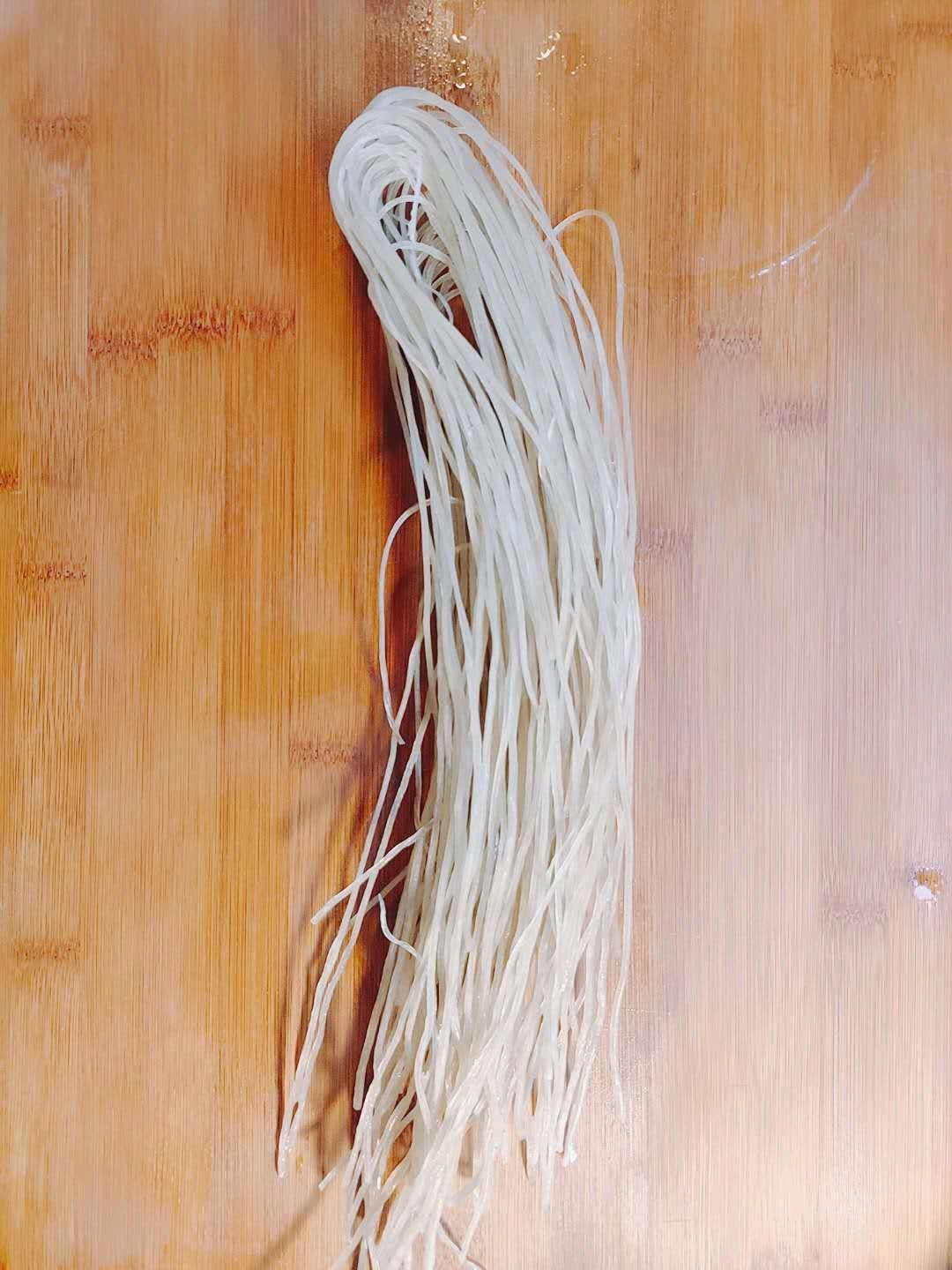 酸菜炒粉条，又名渍菜粉，酸爽下饭首选