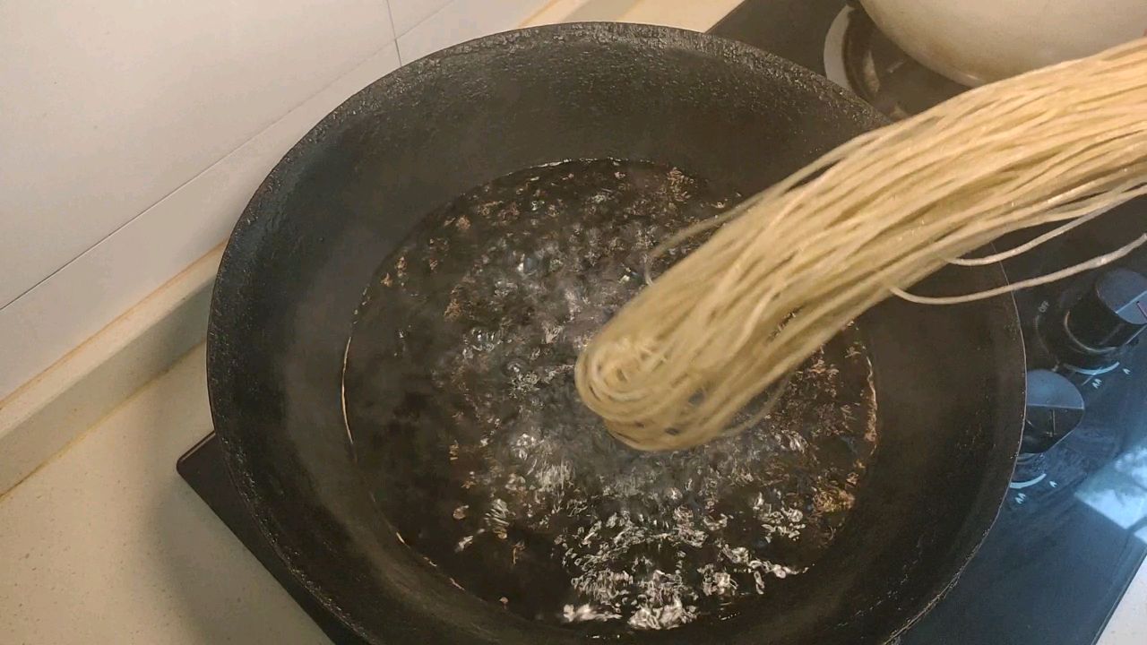 酸菜炒粉条，又名渍菜粉，酸爽下饭首选