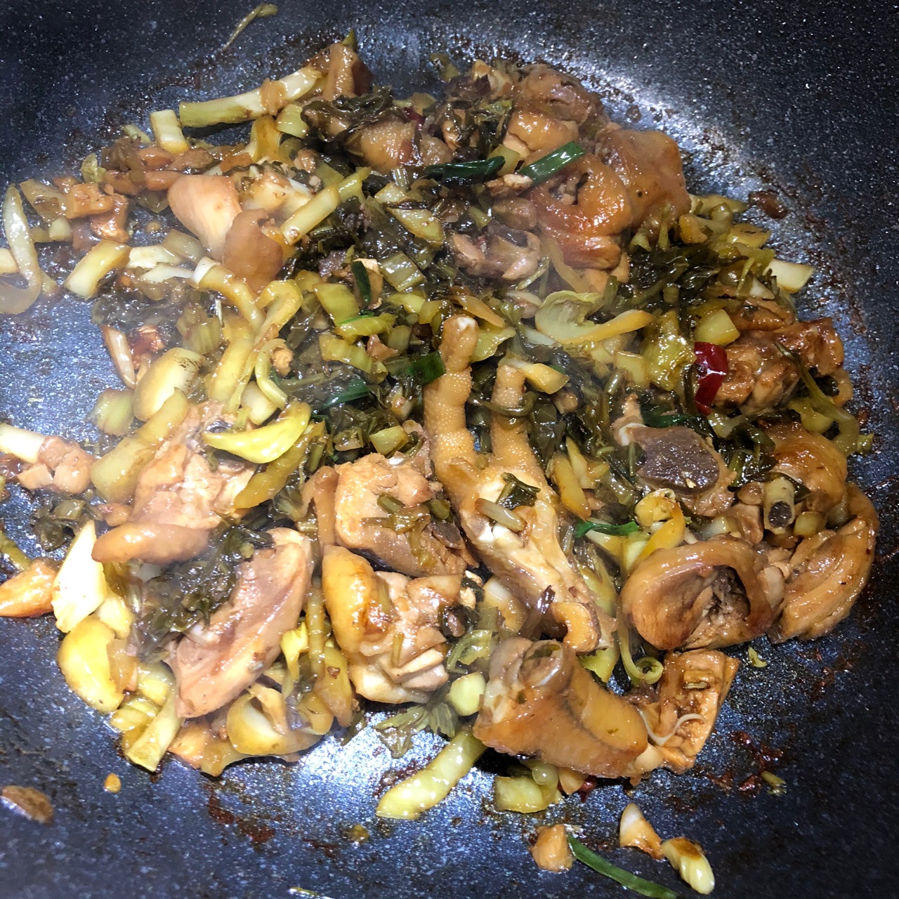 酸菜炒鸡腿肉