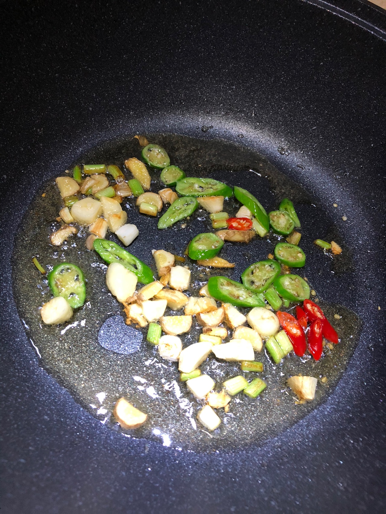 酸菜炒鸡腿肉