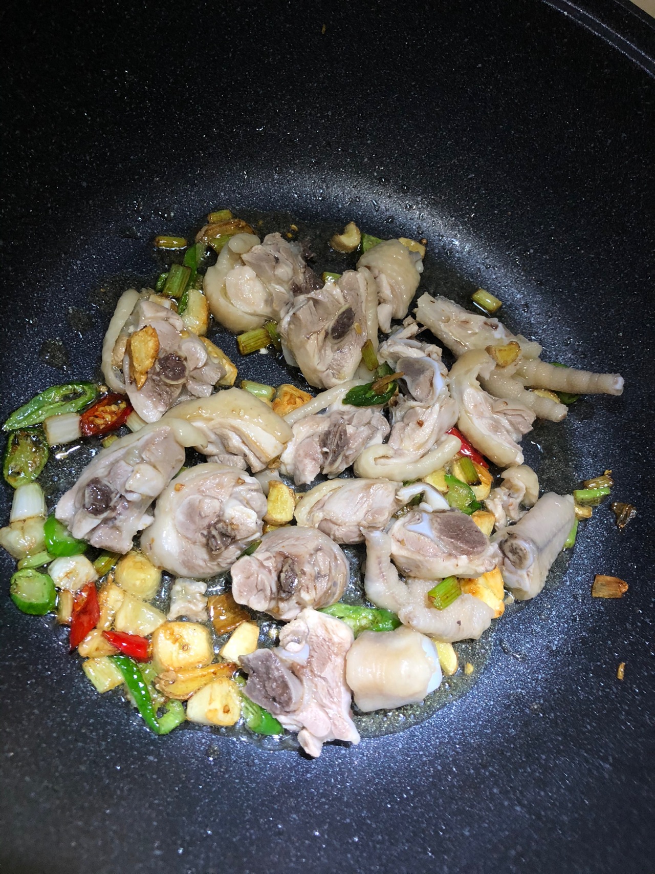 酸菜炒鸡腿肉