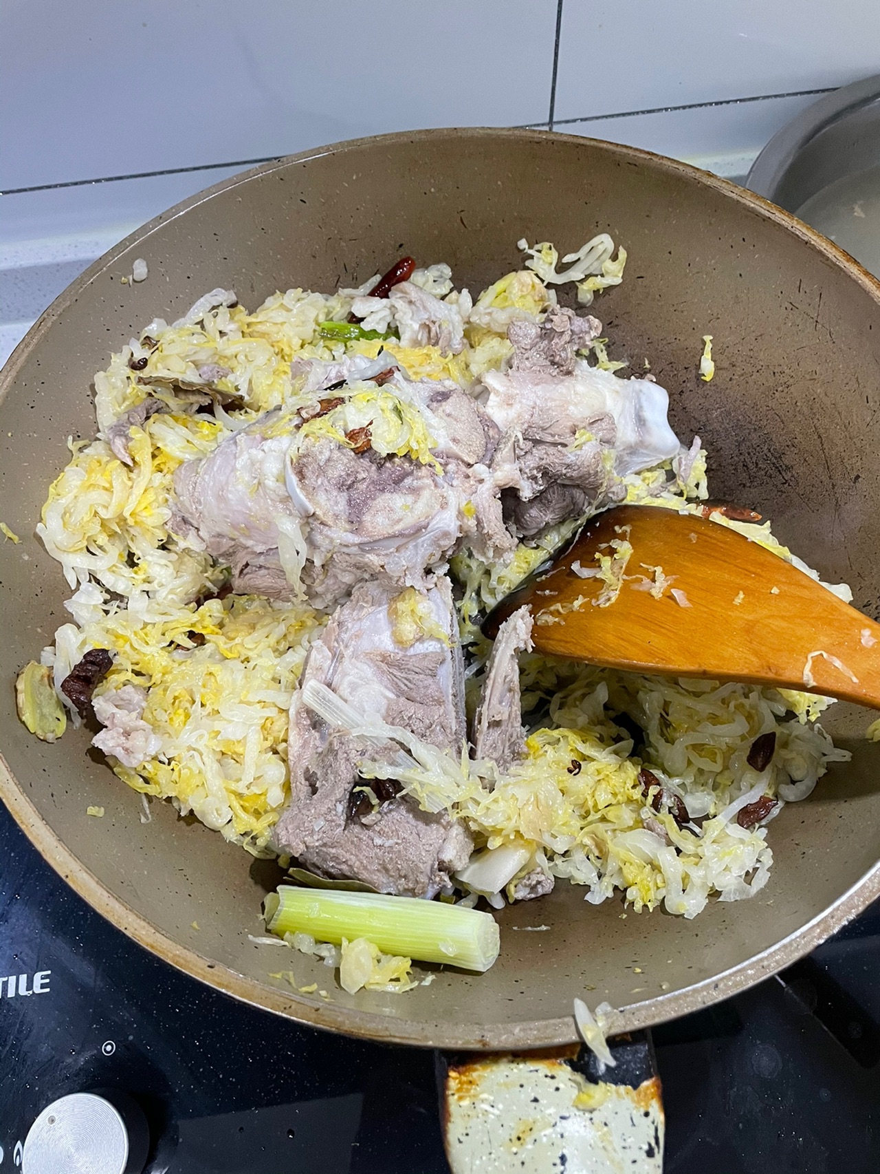 酸菜粉条炖大骨头