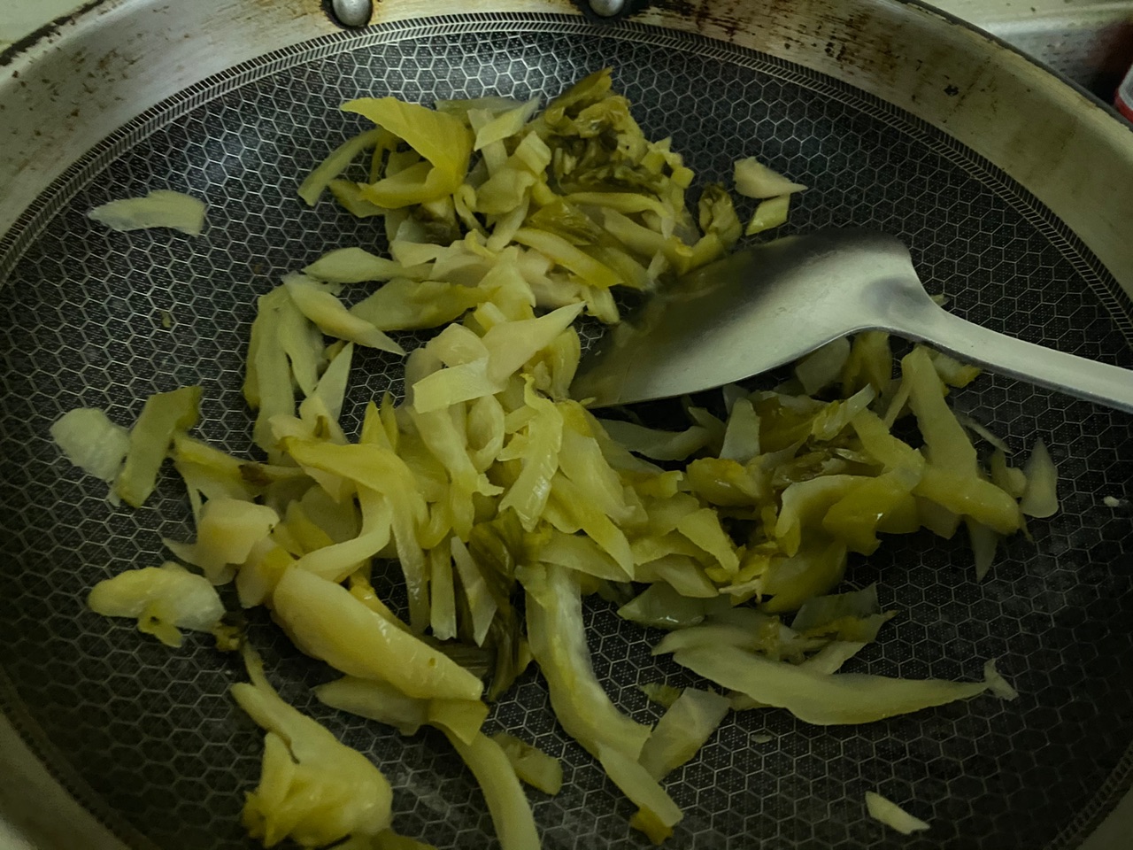 酸菜牛肉炒粉虫