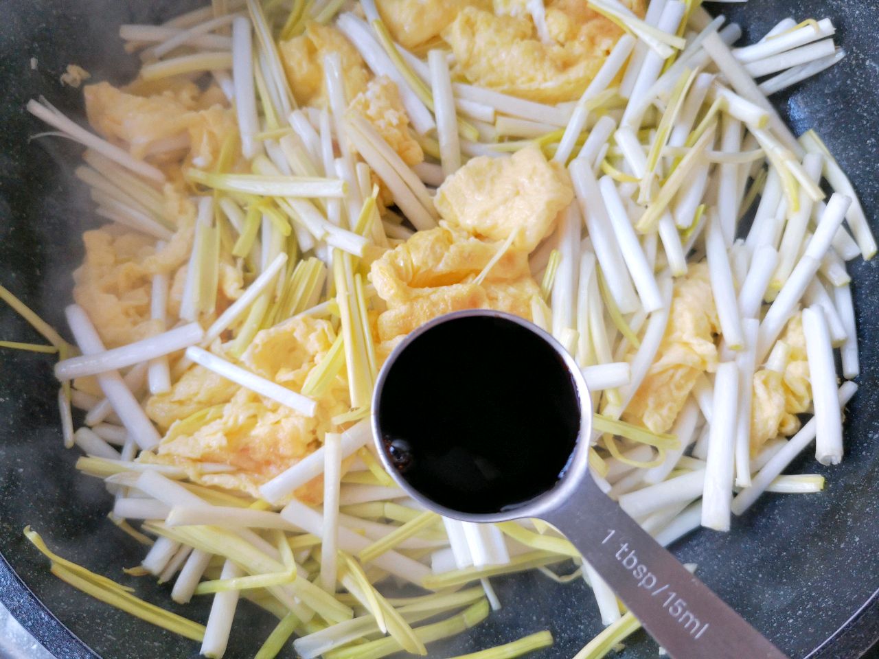 蒜黄炒鸡蛋