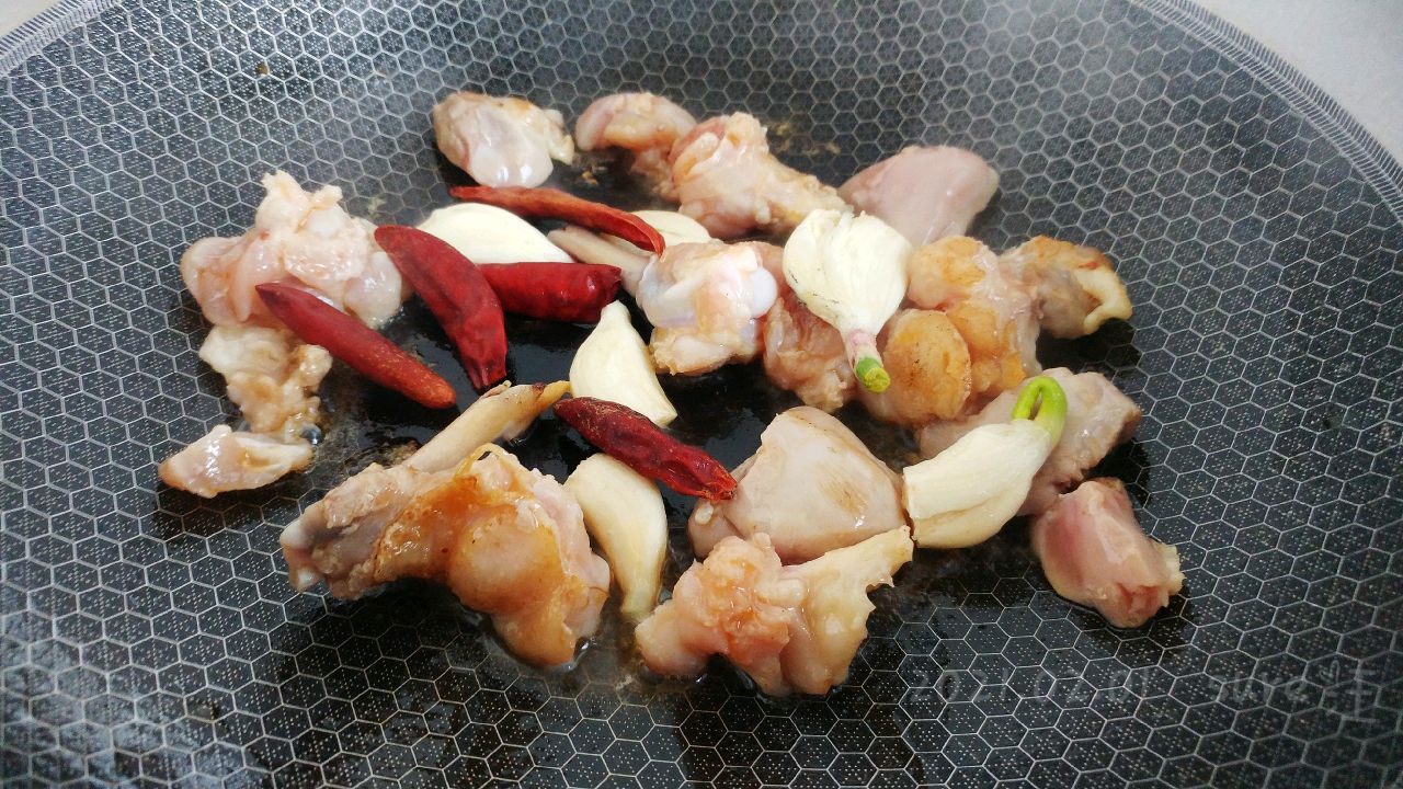 蒜辣茄酱鸡肉粉
