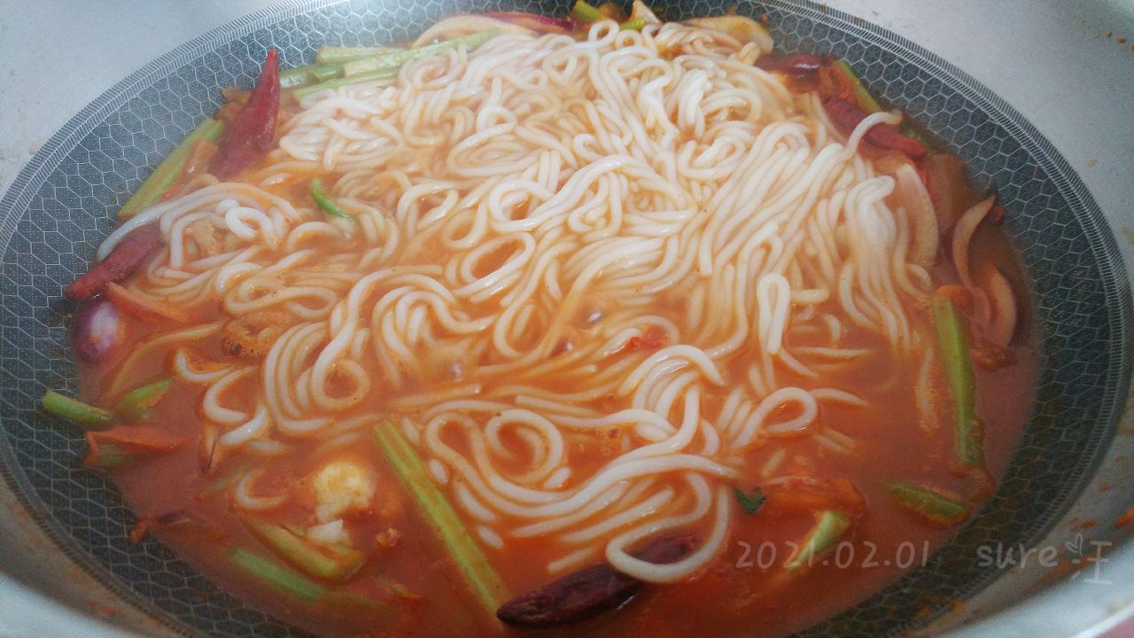 蒜辣茄酱鸡肉粉