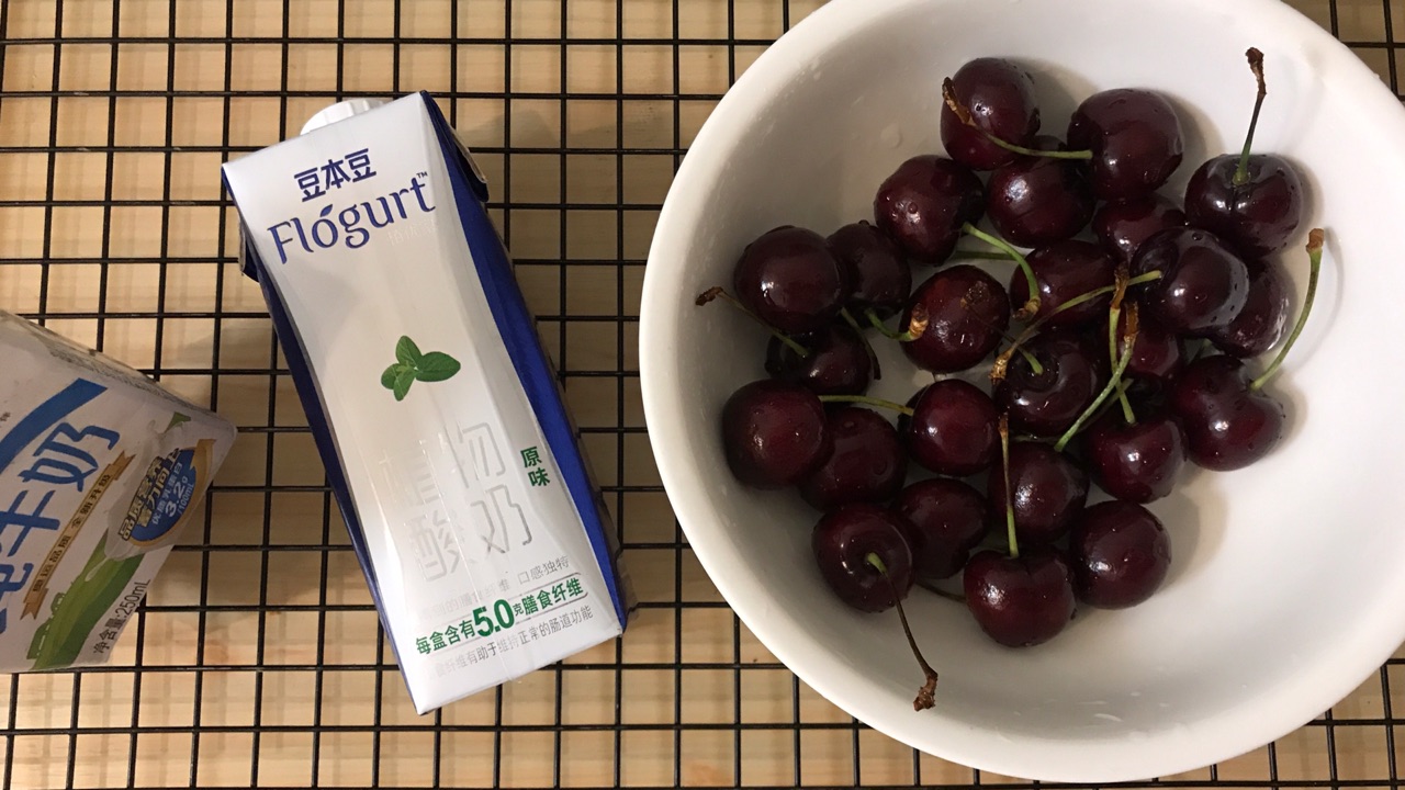 酸奶车厘子慕斯蛋糕