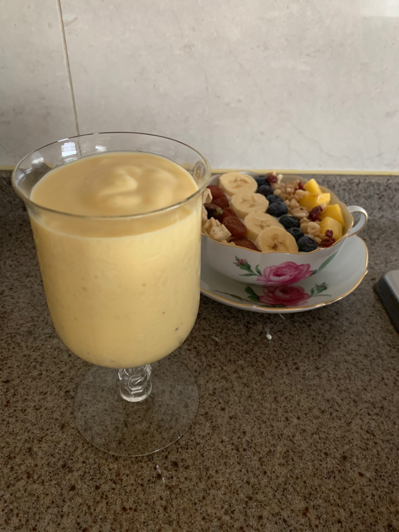 酸奶麦片水果碗+香妃柚芒果奶昔