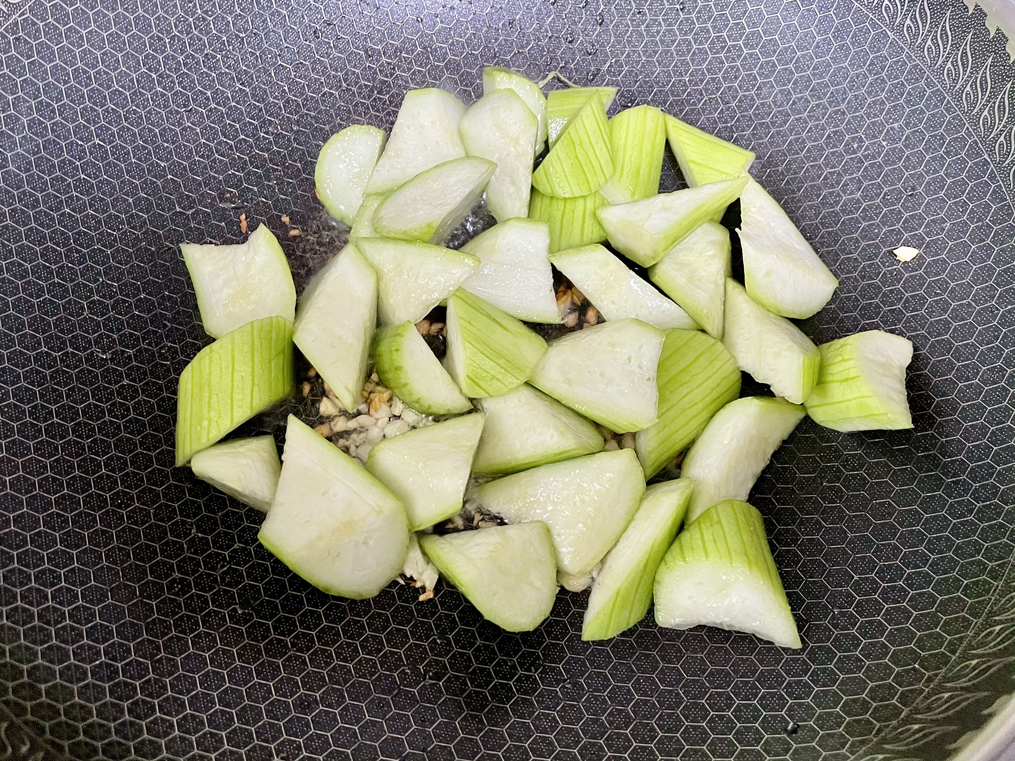 蒜蓉炒丝瓜，不黑不苦的秘诀告诉你