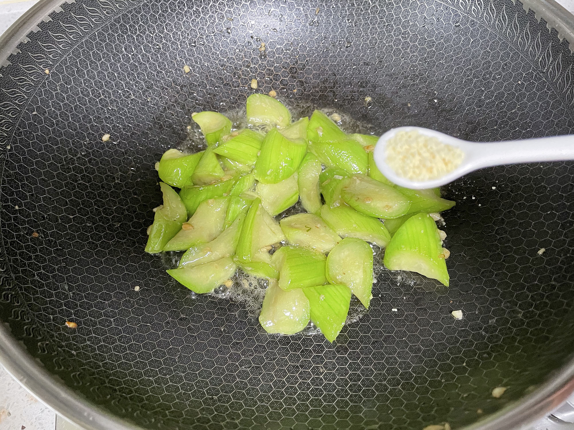 蒜蓉炒丝瓜，不黑不苦的秘诀告诉你