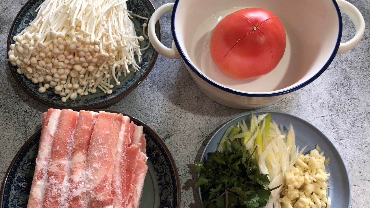 酸酸的西红柿金针菇肥牛