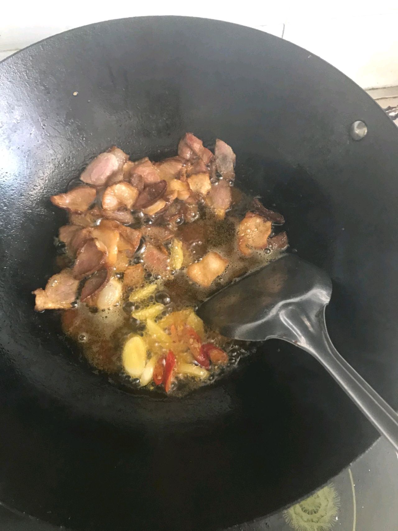 蒜薹炒腊肉，咸香味浓