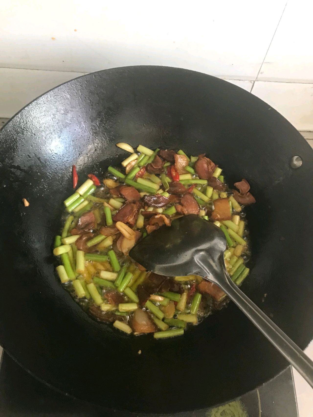蒜薹炒腊肉，咸香味浓