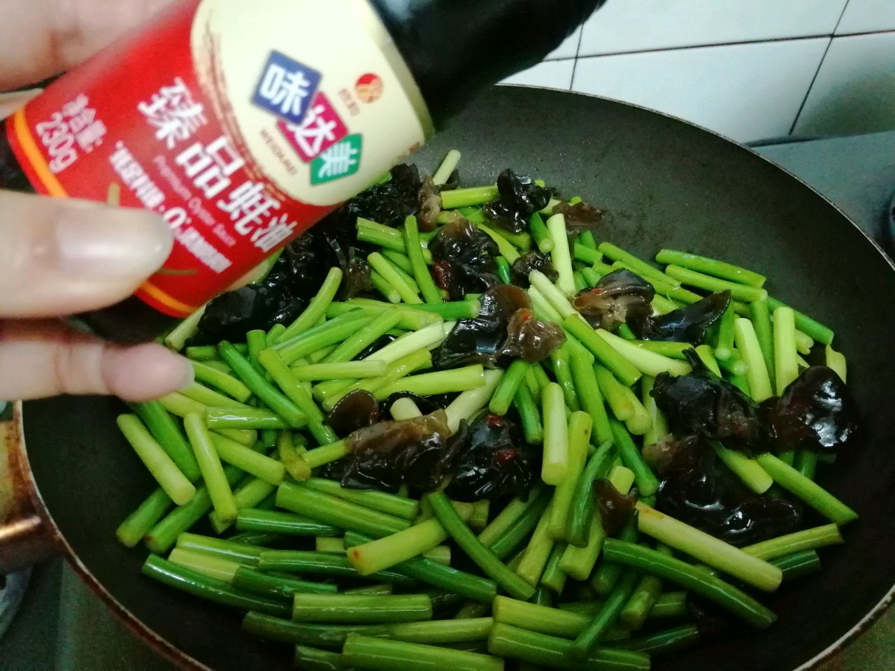 蒜苔炒木耳