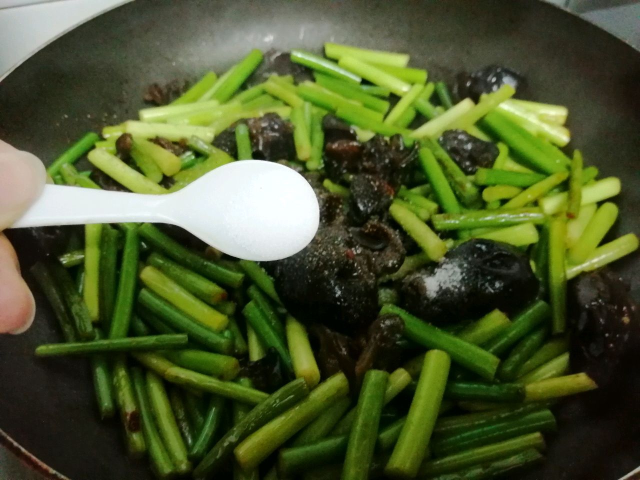 蒜苔炒木耳
