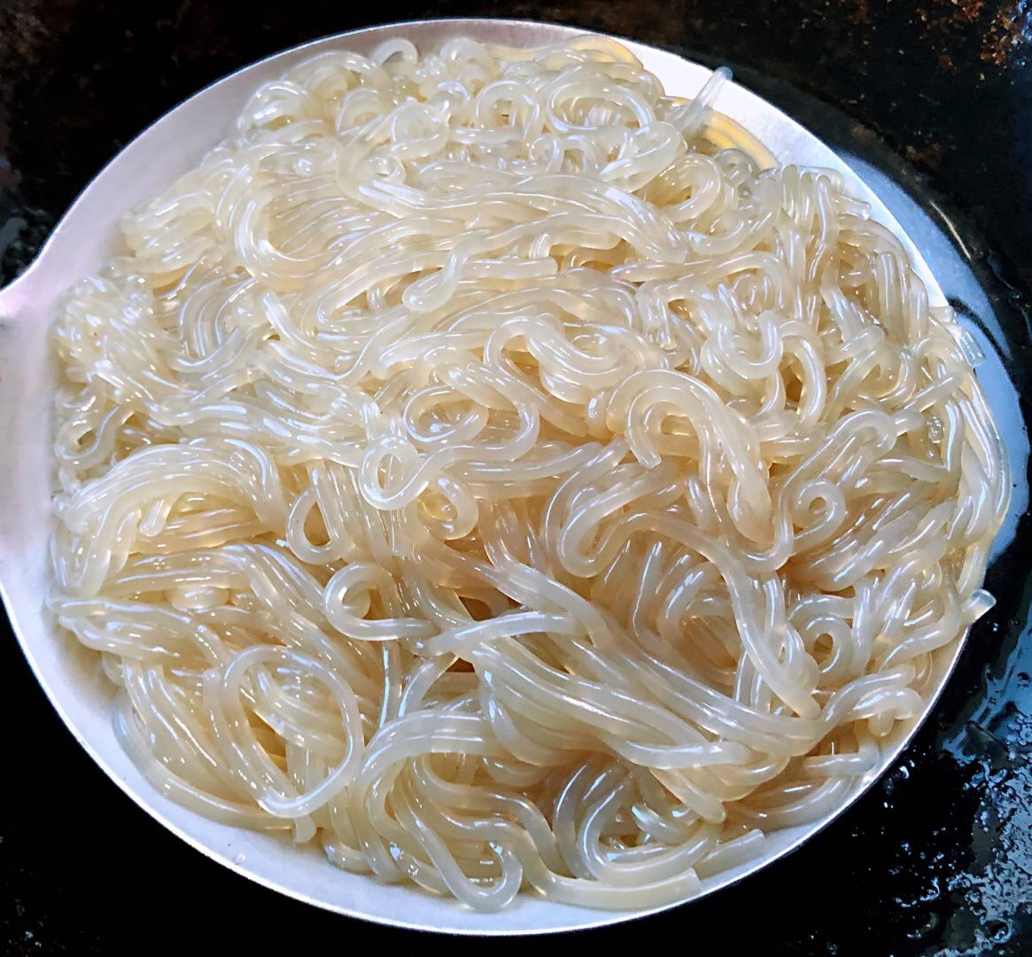 蒜苔胡萝卜鸡蛋炒粉