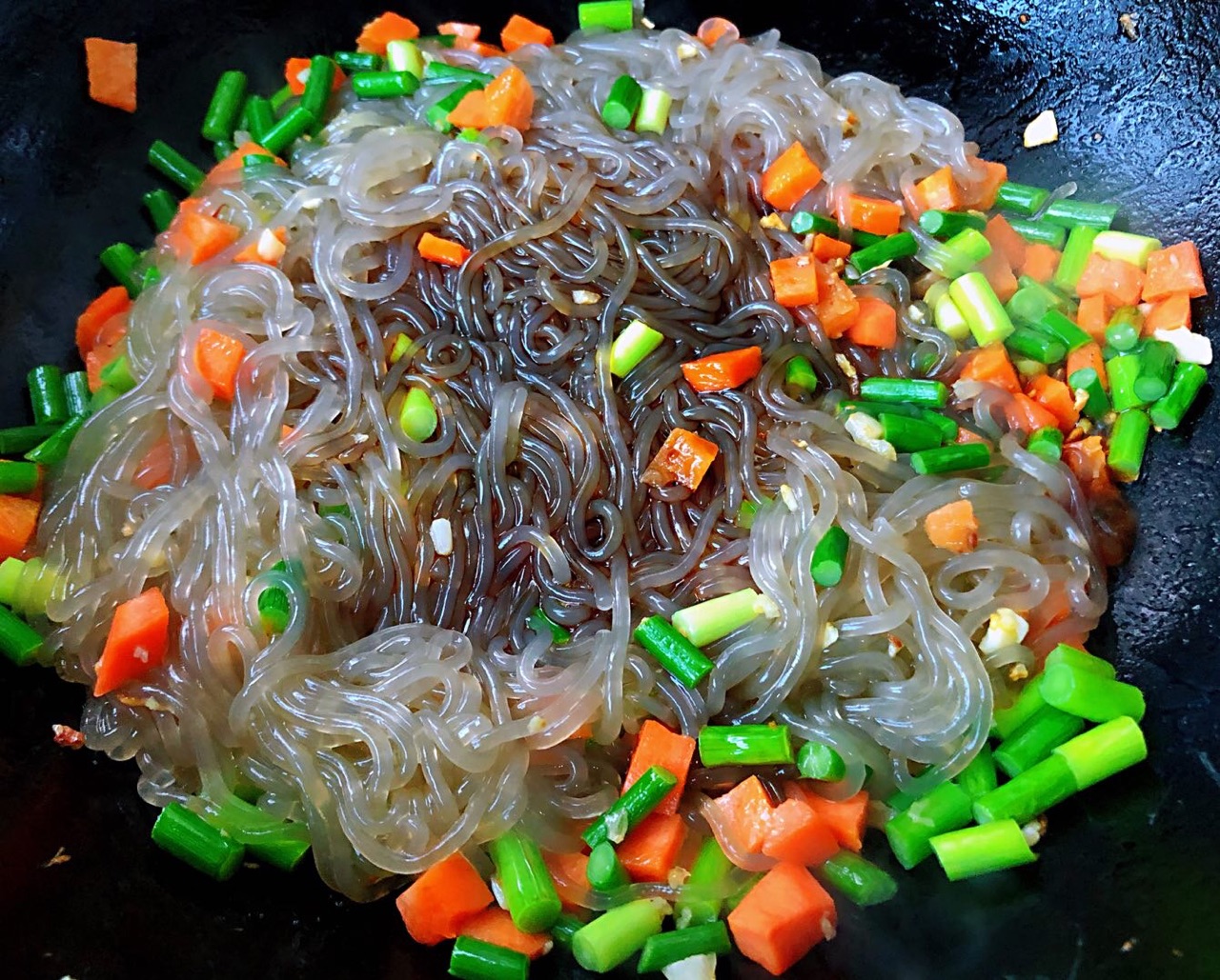 蒜苔胡萝卜鸡蛋炒粉