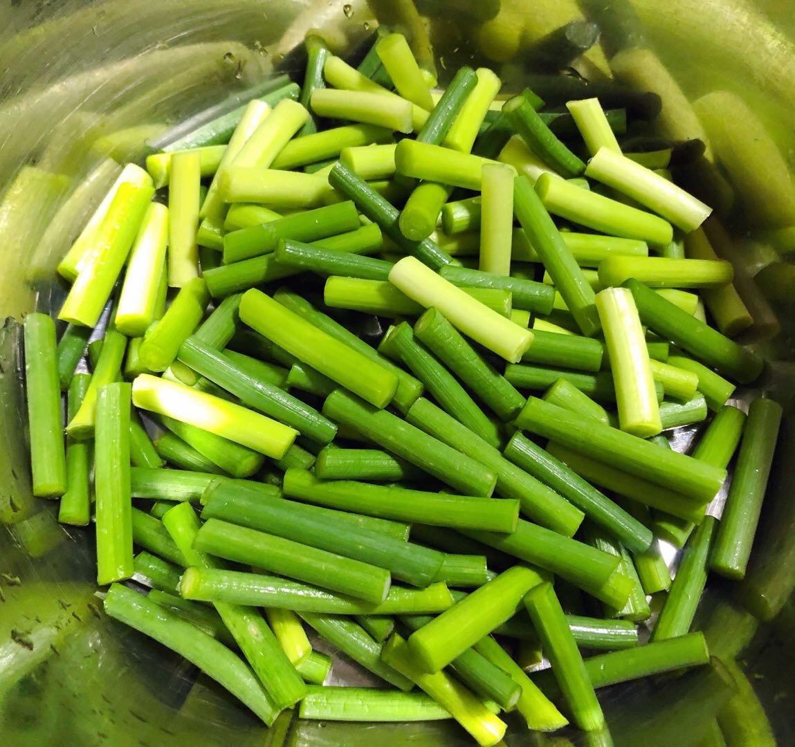 蒜苔木耳炒腊肠
