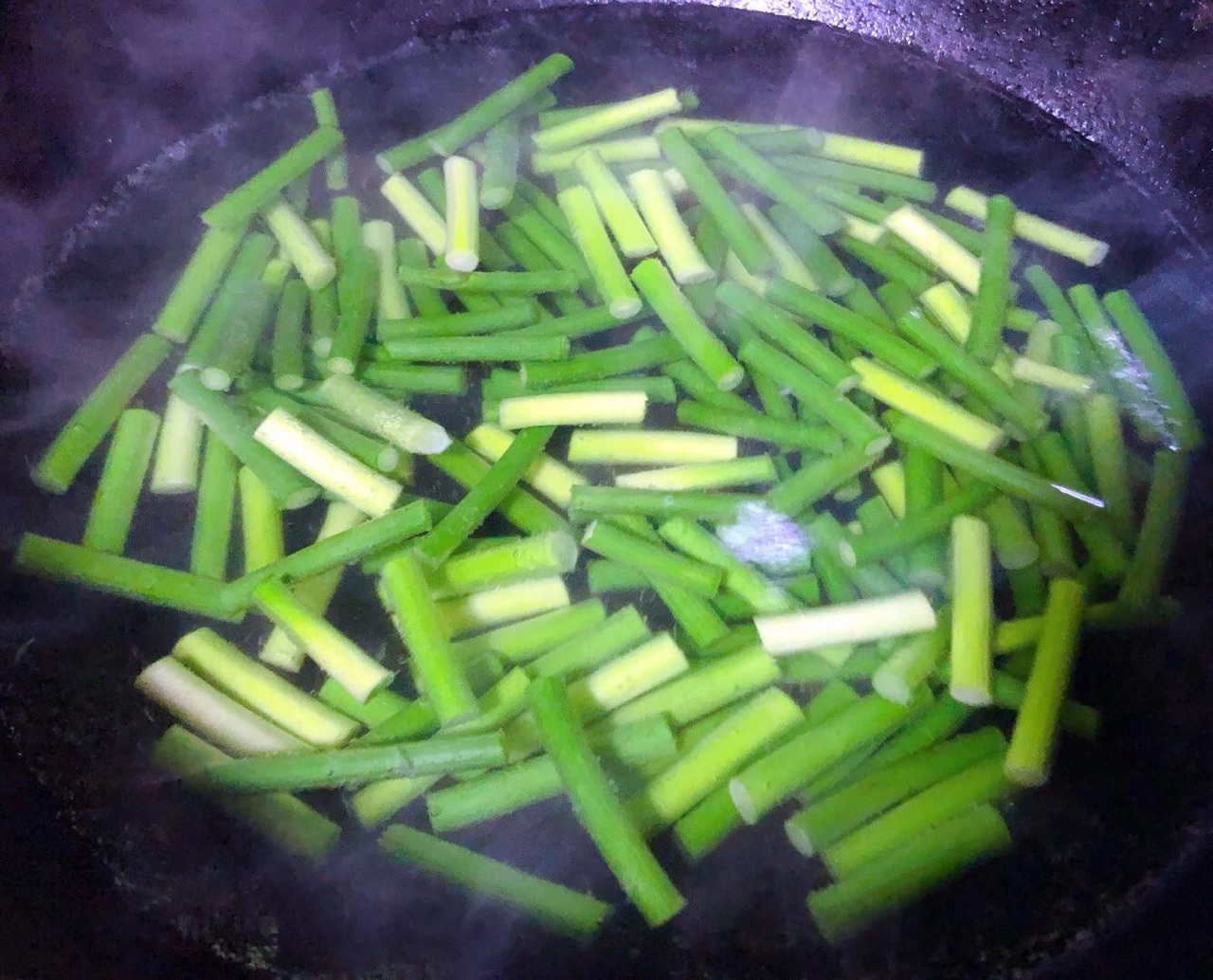 蒜苔木耳炒腊肠