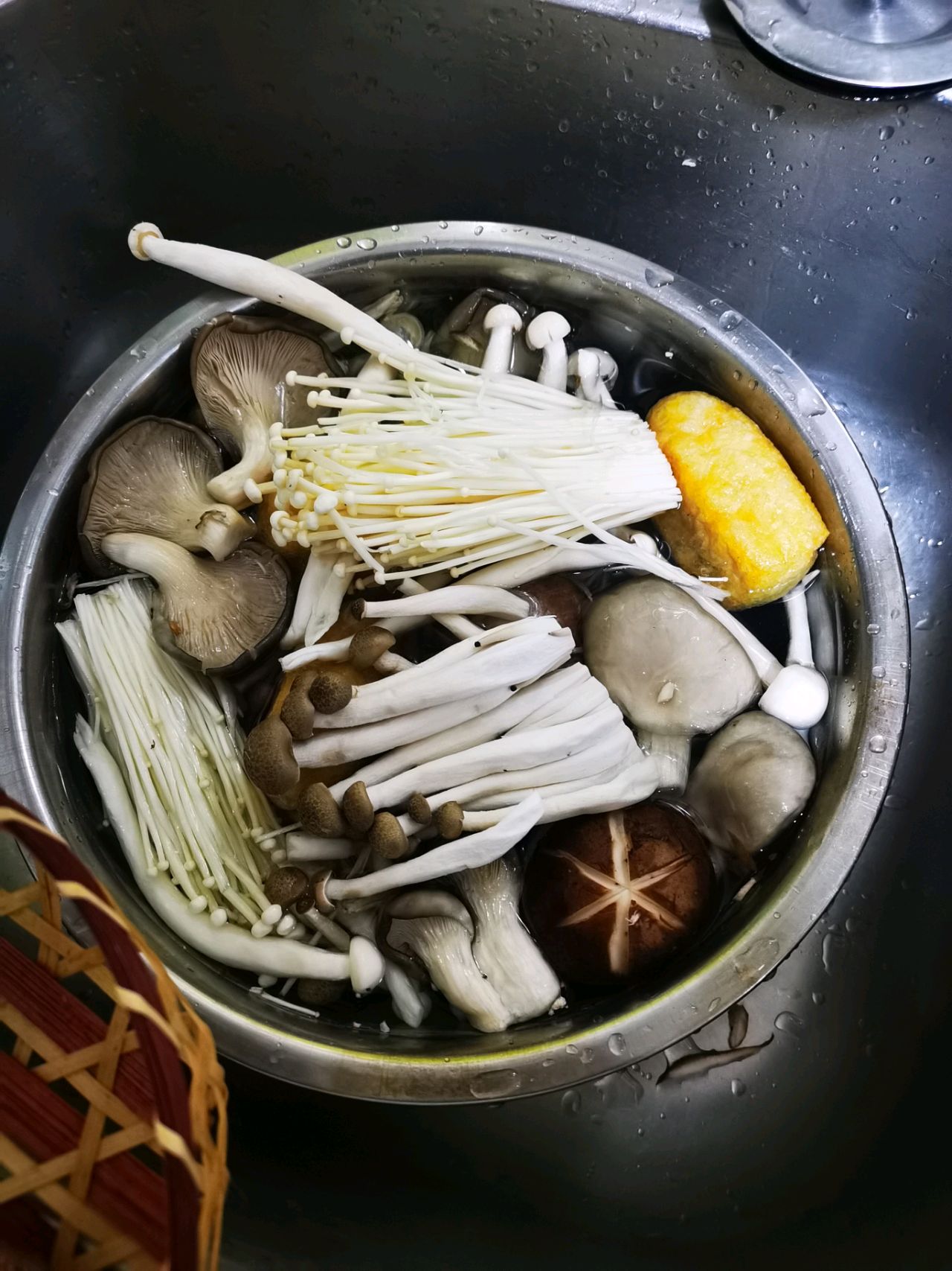 酸汤肥牛大杂烩