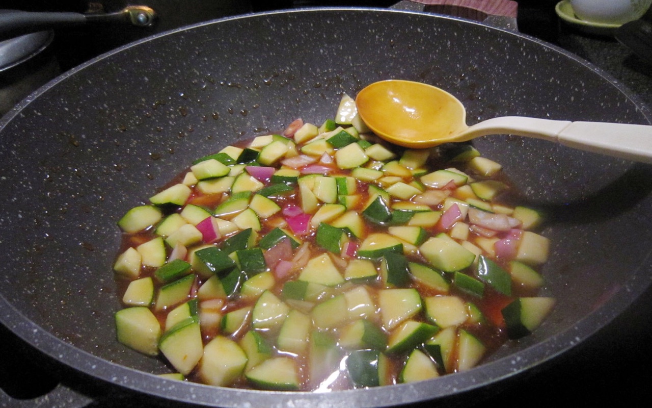 酸甜鸡丁西葫芦