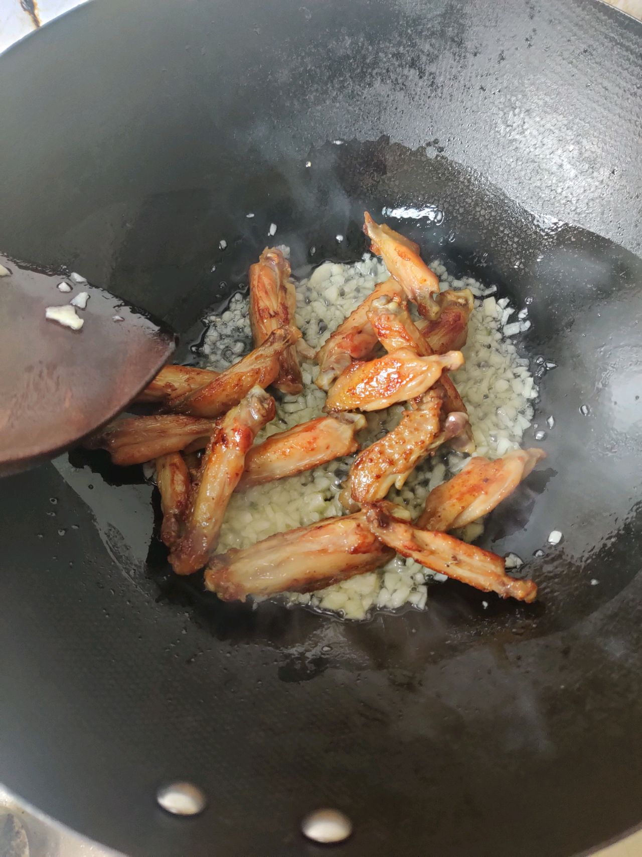 蒜香鸡翅！煲剧神器这样做，隔壁的小朋友都来敲门了！