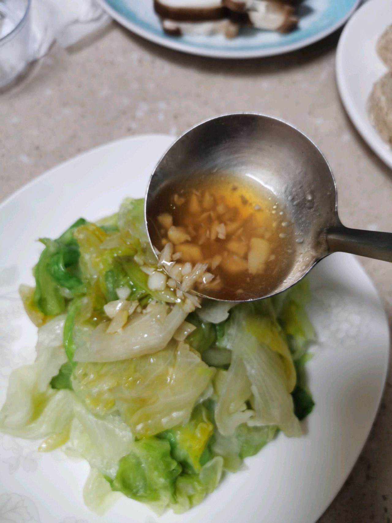 蒜香浇汁圆生菜