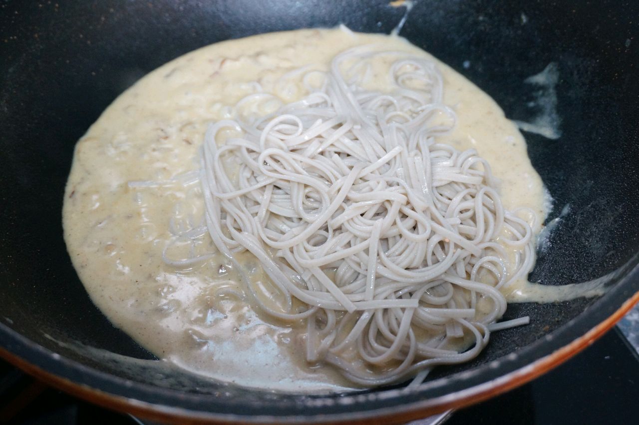 蒜香奶酪汁荞麦面