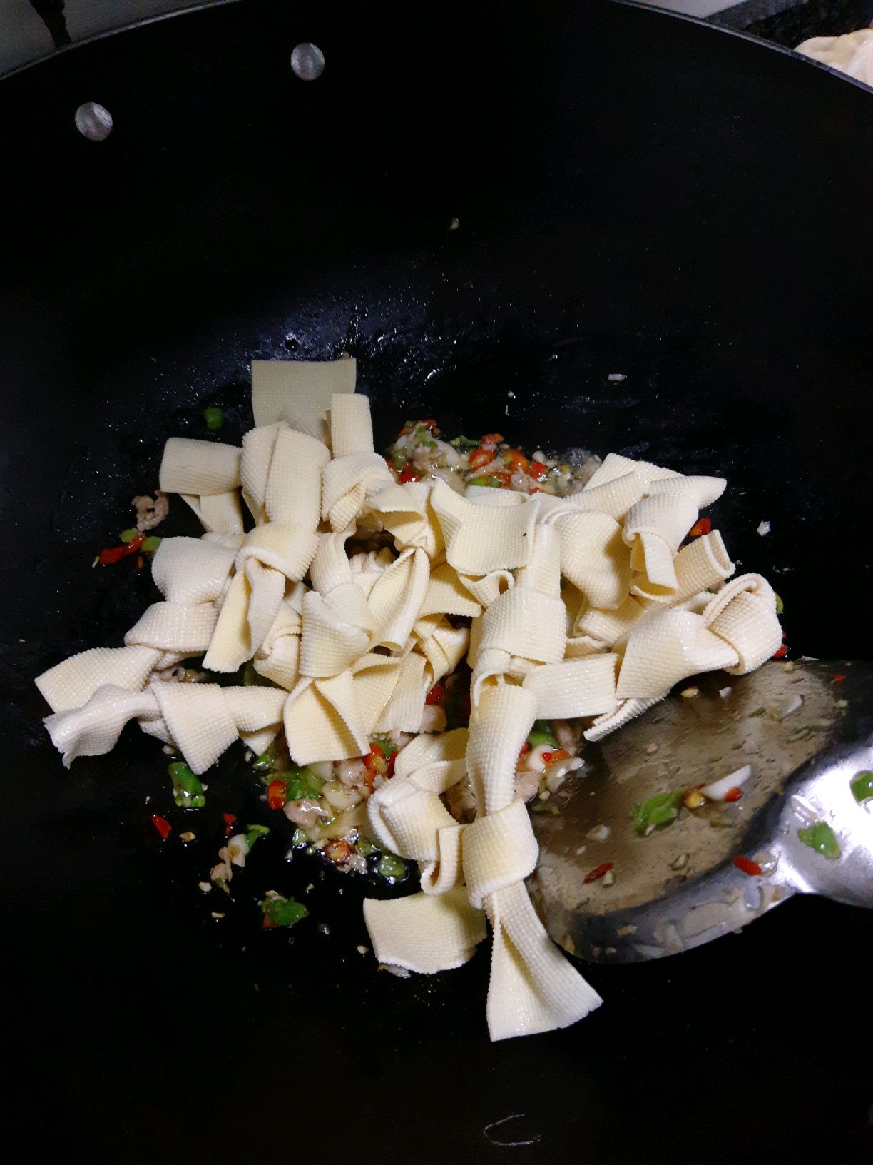 蒜香肉沫千张结