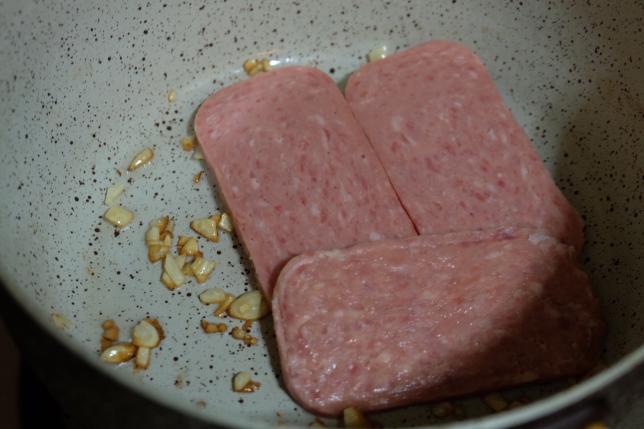 蒜香娃娃菜午餐肉汤