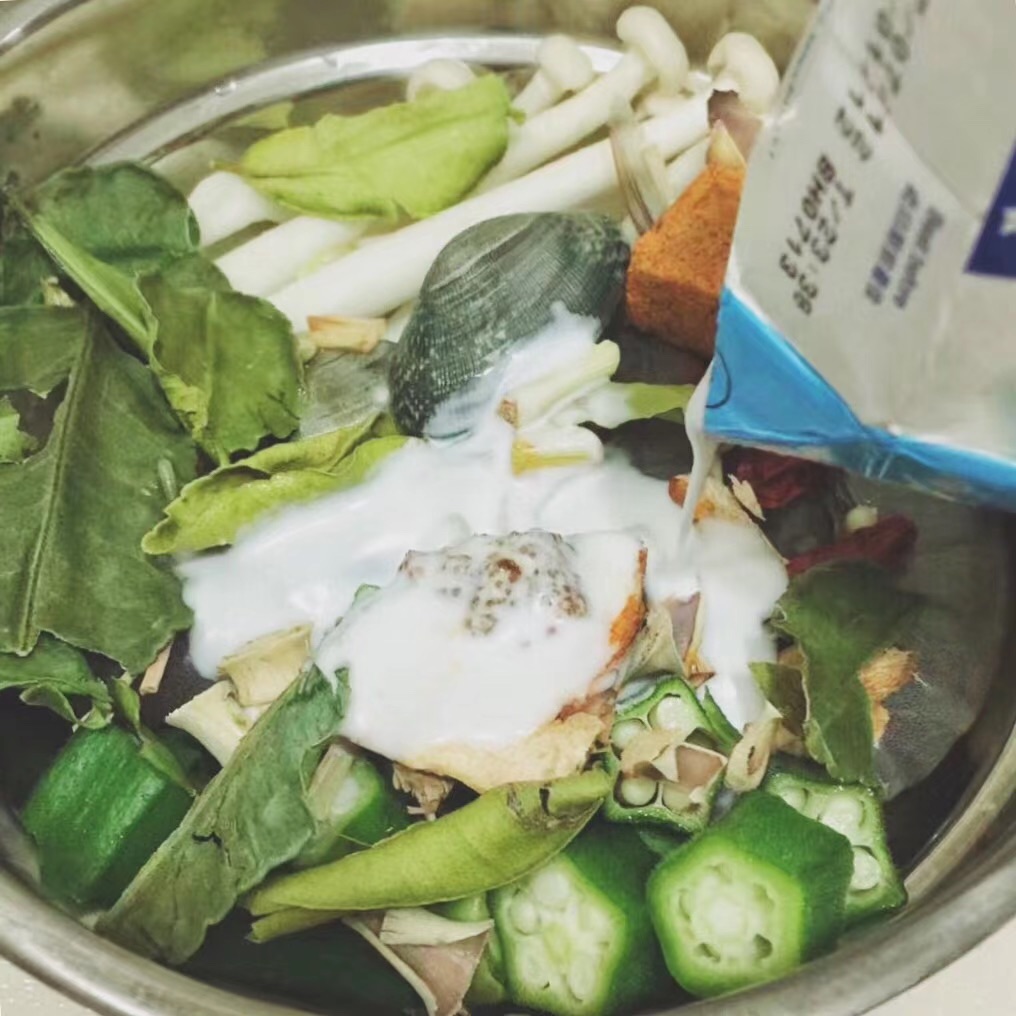 泰式冬阴功~海鲜菇秋葵大虾花蛤