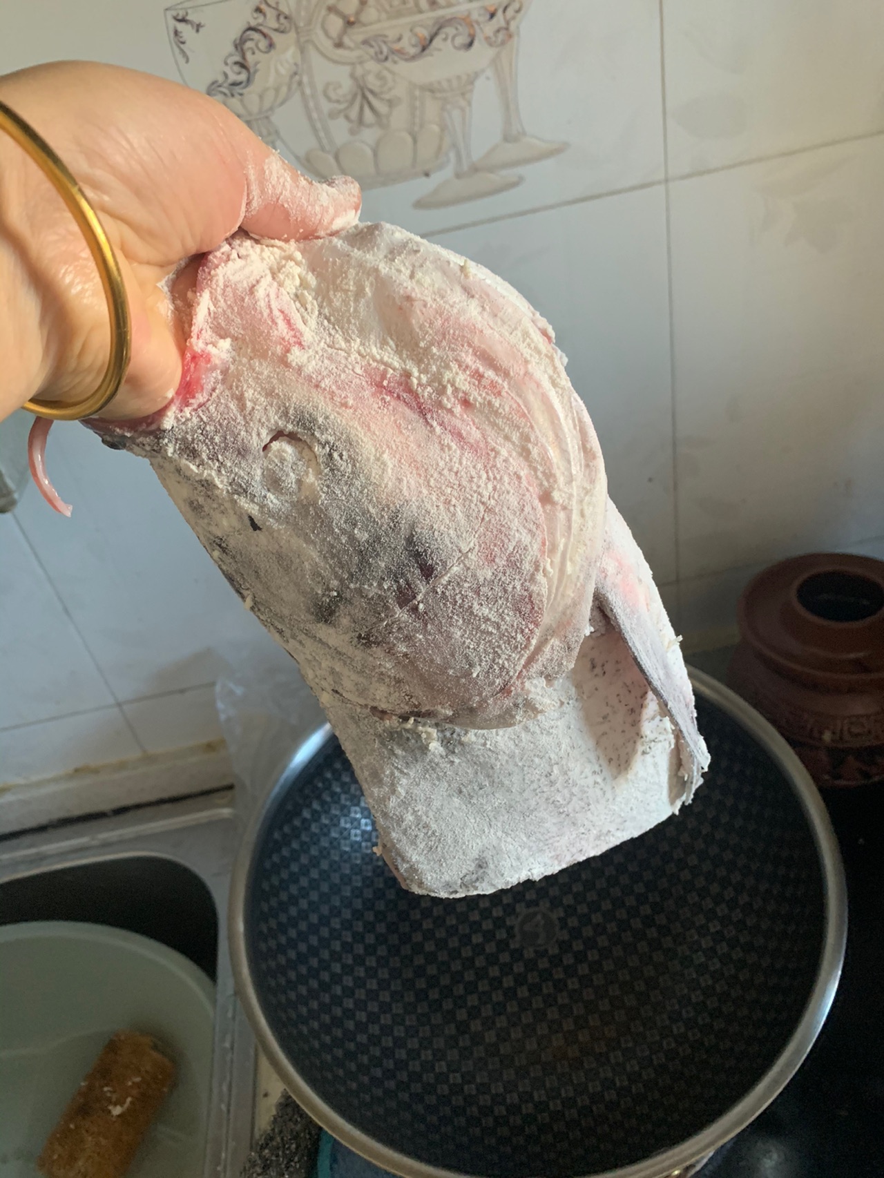 汤鲜肉美的鱼头泡饼
