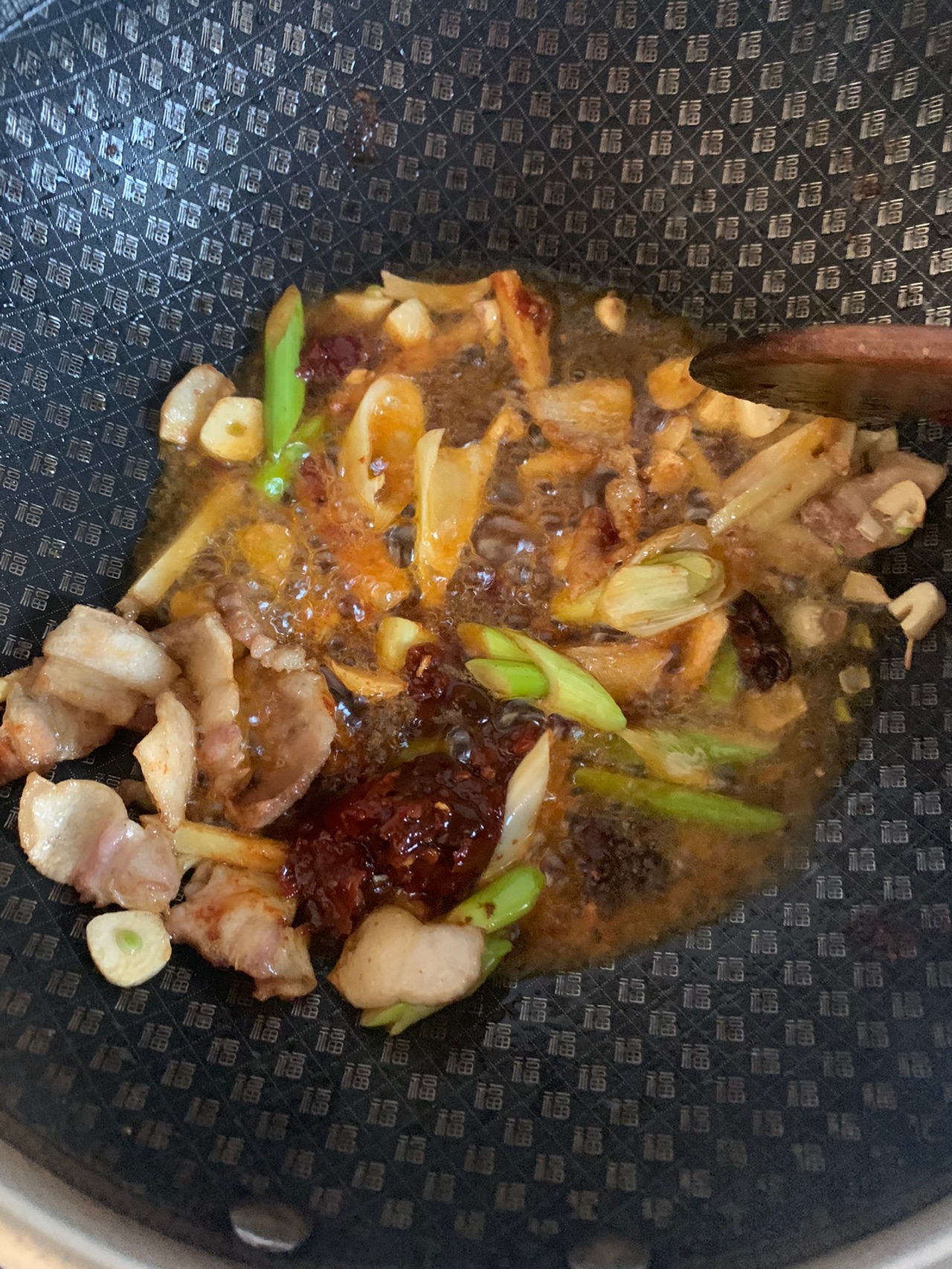 汤鲜肉美的鱼头泡饼