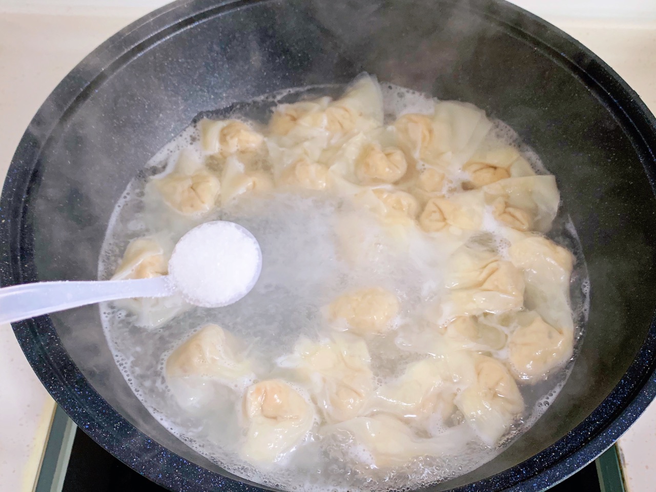 汤鲜肉嫩的香菇鸡肉馄饨