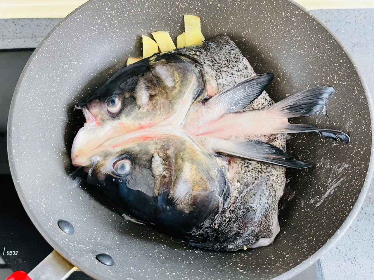 汤鲜味美的鱼头豆腐汤