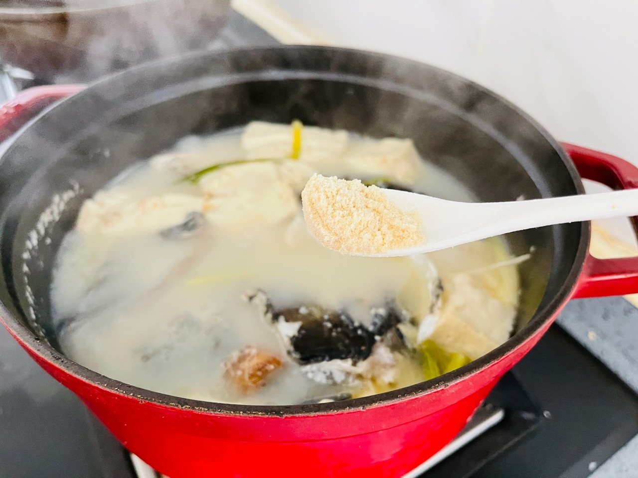汤鲜味美的鱼头豆腐汤