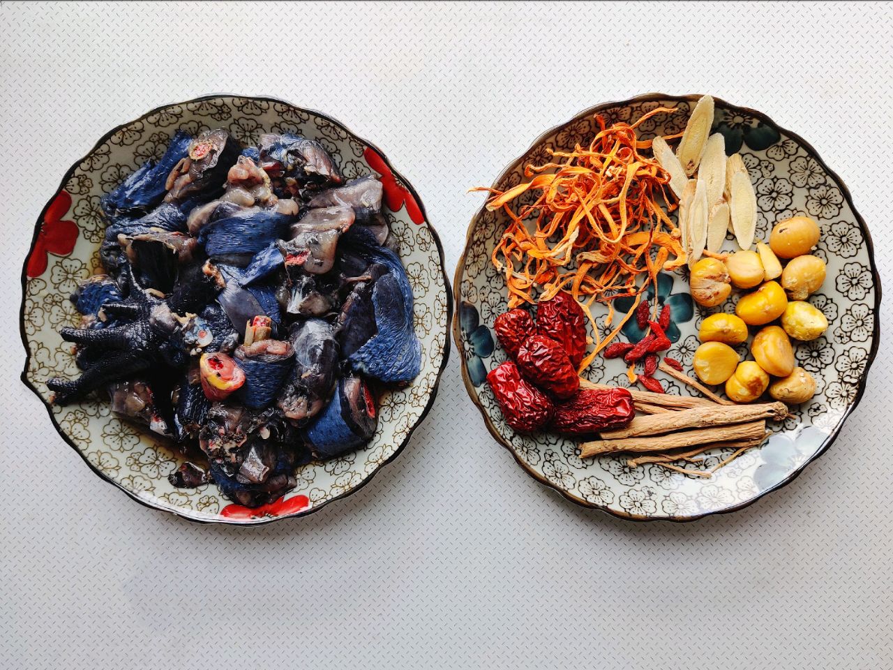 汤鲜味浓特色板栗乌鸡汤