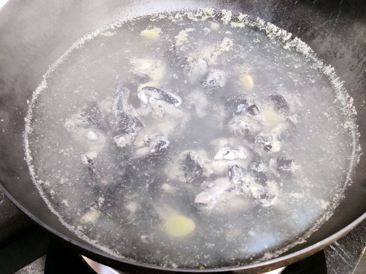汤鲜味浓特色板栗乌鸡汤