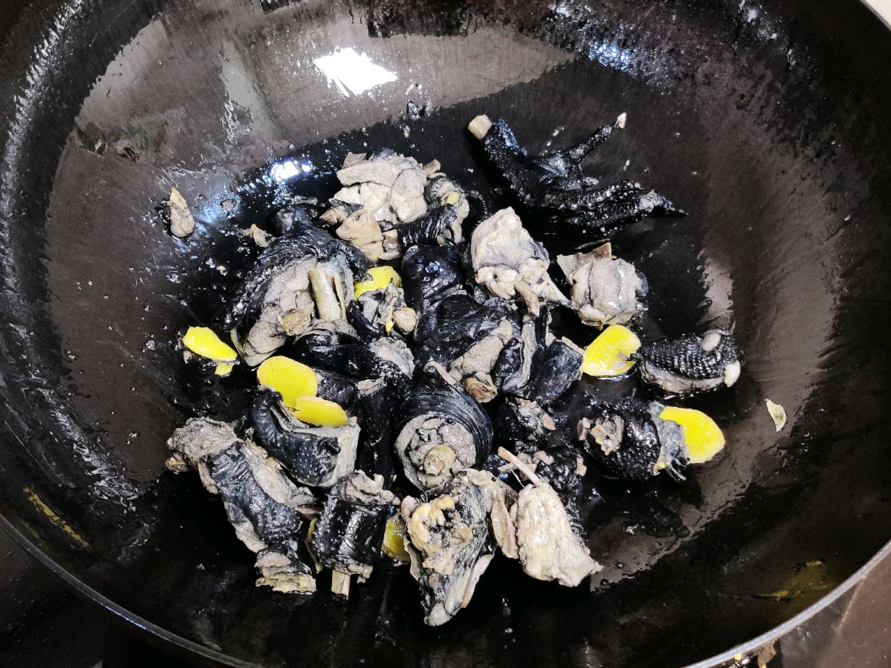 汤鲜味浓特色板栗乌鸡汤