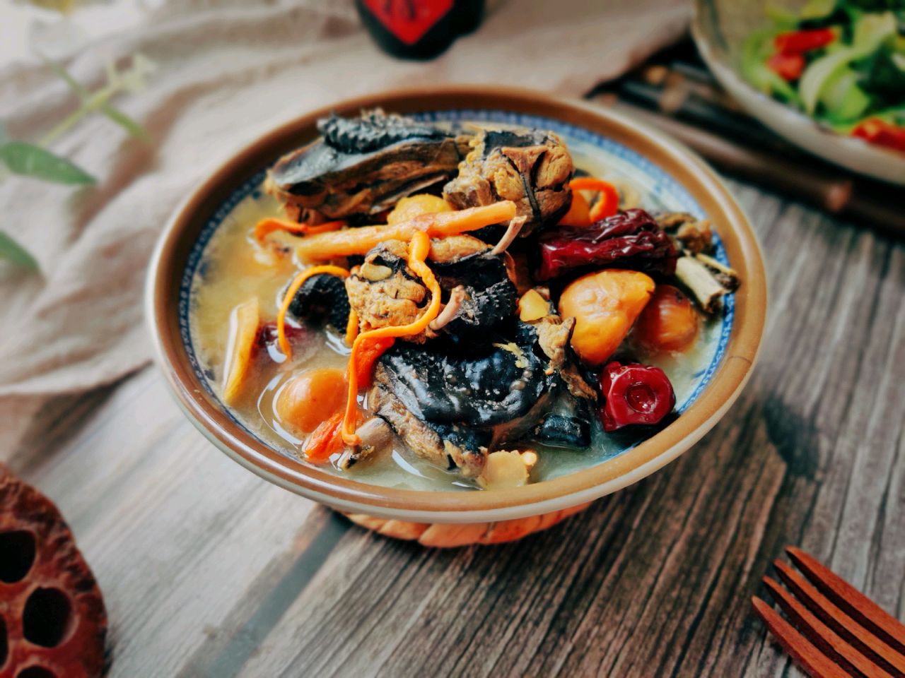 汤鲜味浓特色板栗乌鸡汤