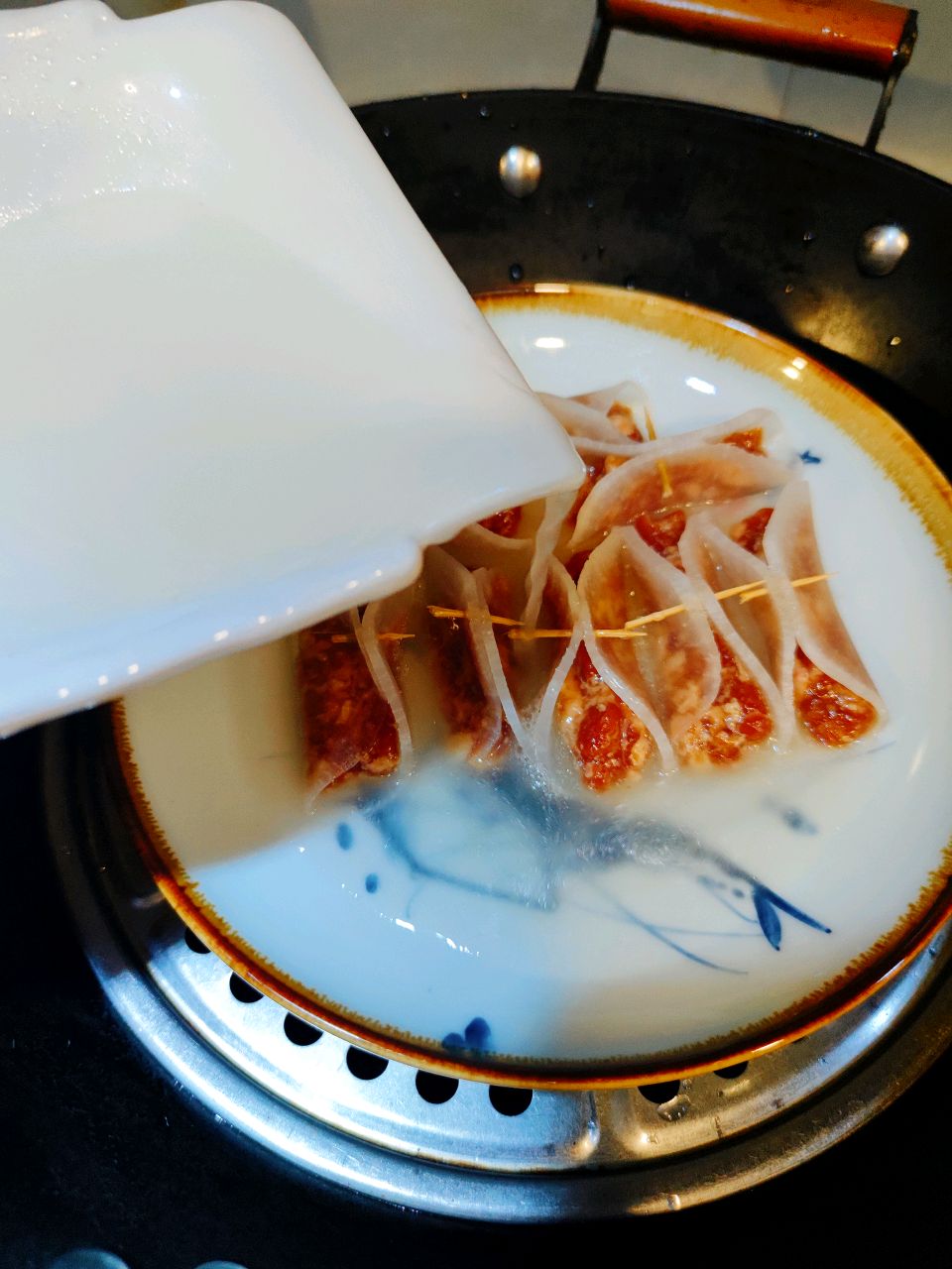汤汁萝卜包肉卷