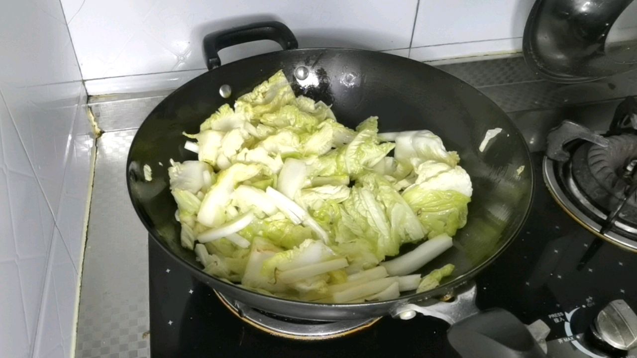 汤汁奶白的白菜炖冻豆腐