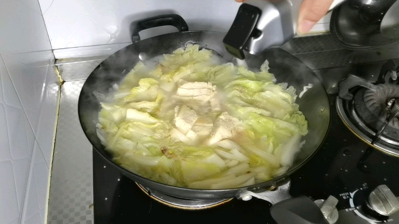 汤汁奶白的白菜炖冻豆腐