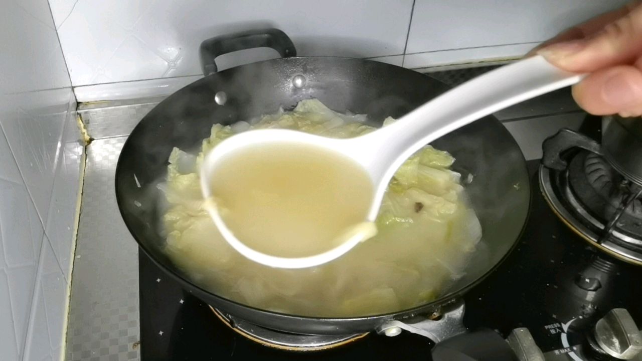 汤汁奶白的白菜炖冻豆腐