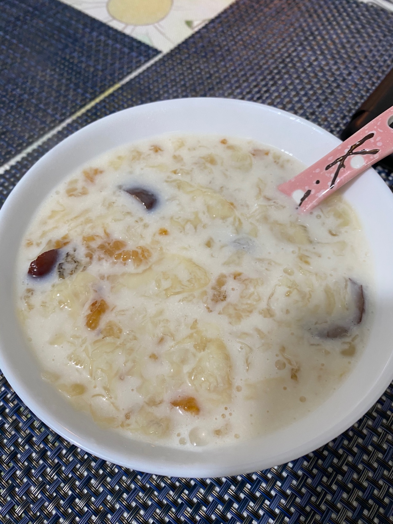 桃胶红枣银耳